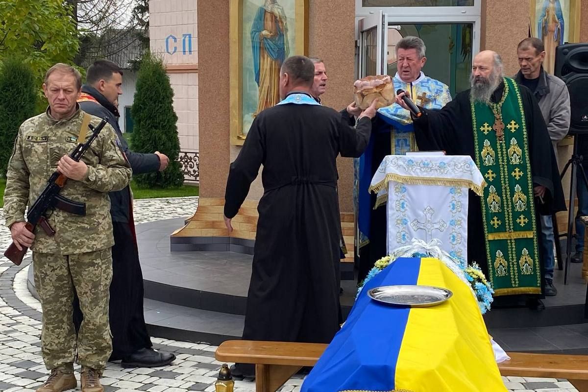 Городенківщина навколішки зустрічала загиблого військового 4