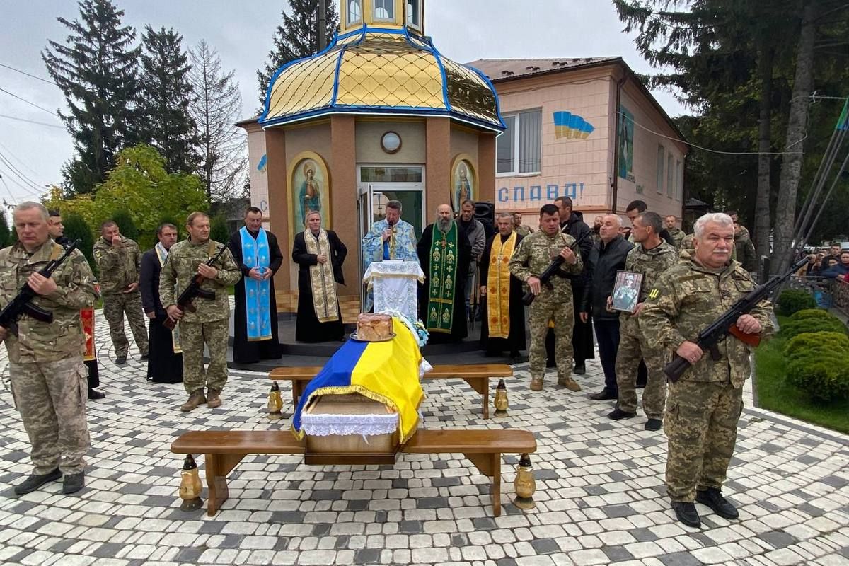 Городенківщина навколішки зустрічала загиблого військового 9