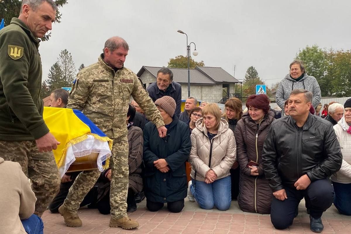 Городенківщина навколішки зустрічала загиблого військового 2