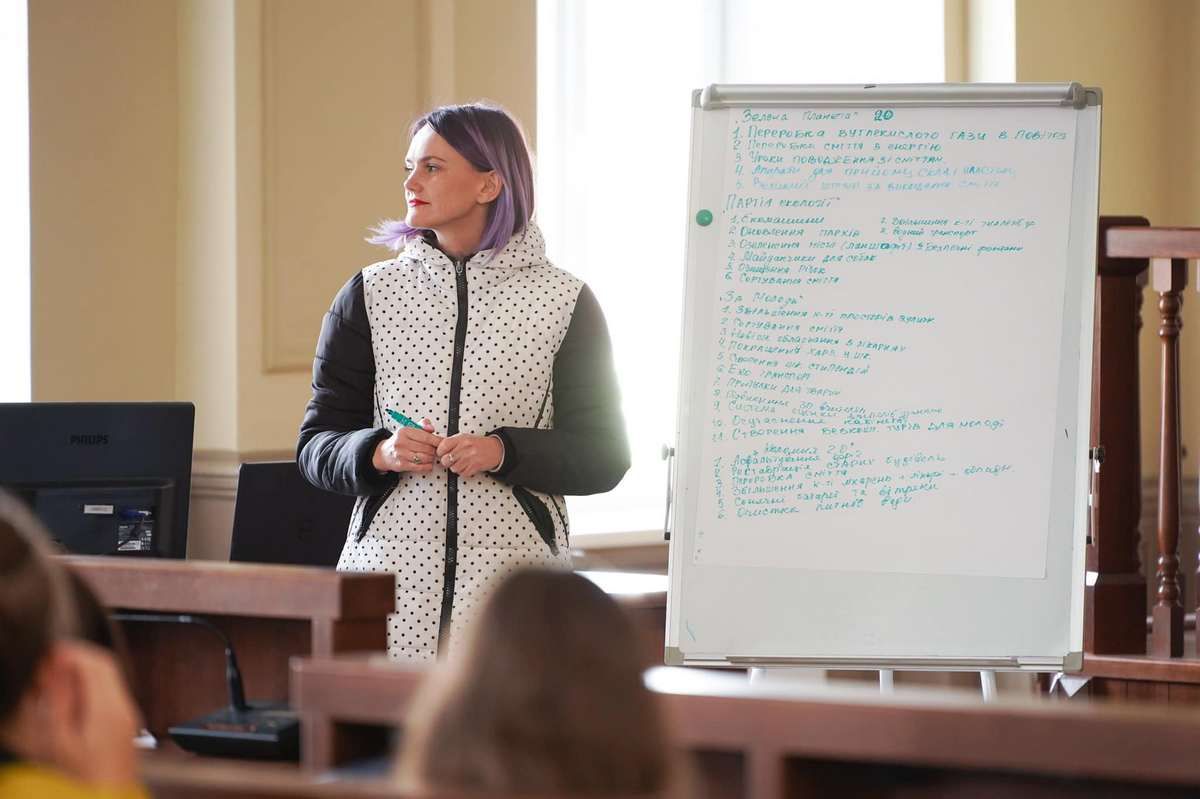 Школярі з Дніпра приміряли на себе роботу в коломийській ратуші 2