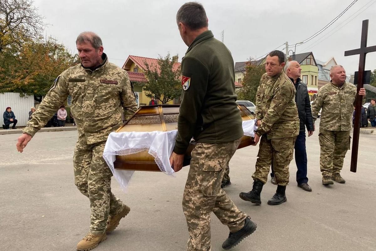 Городенківщина навколішки зустрічала загиблого військового 3