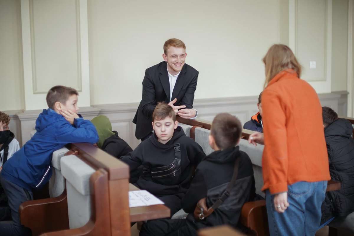 Школярі з Дніпра приміряли на себе роботу в коломийській ратуші 3