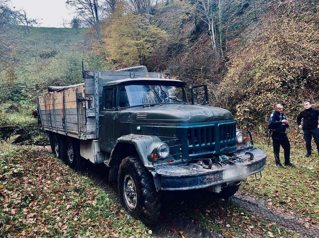 Косівська поліція зупинила вантажівку із незаконно вирубаними деревами 1