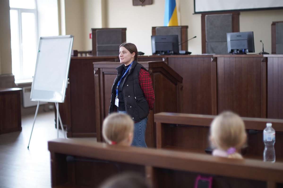 Школярі з Дніпра приміряли на себе роботу в коломийській ратуші 6