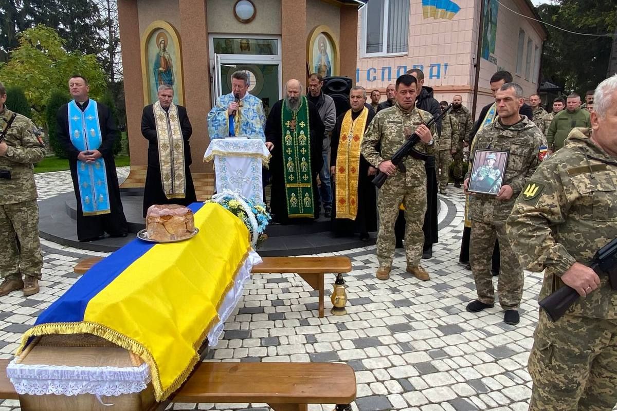 Городенківщина навколішки зустрічала загиблого військового 7