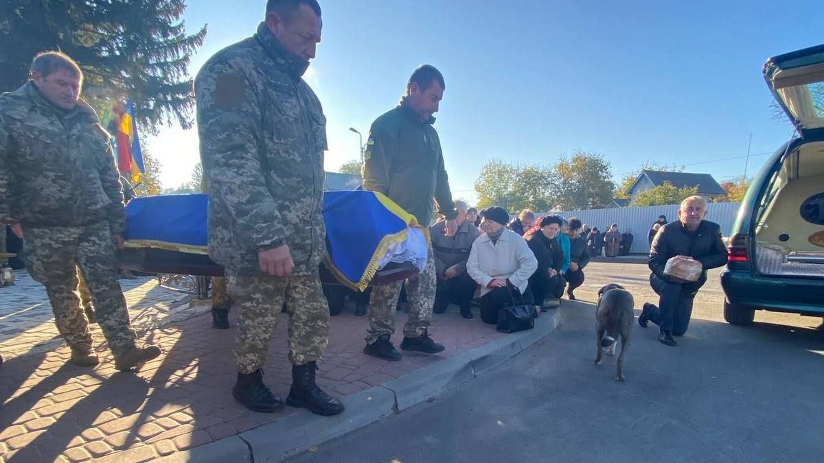 Городенківська громада зустріла загиблого Героя Дмитра Дяківа 15