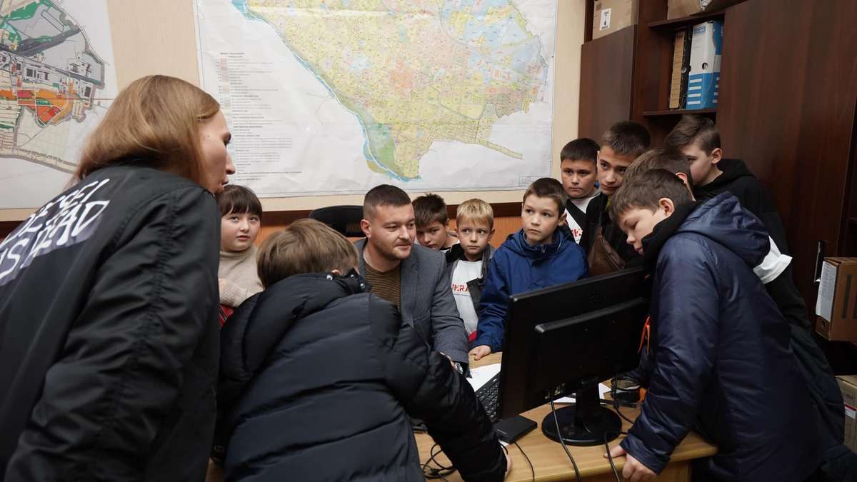 Школярі з Дніпра приміряли на себе роботу в коломийській ратуші 13