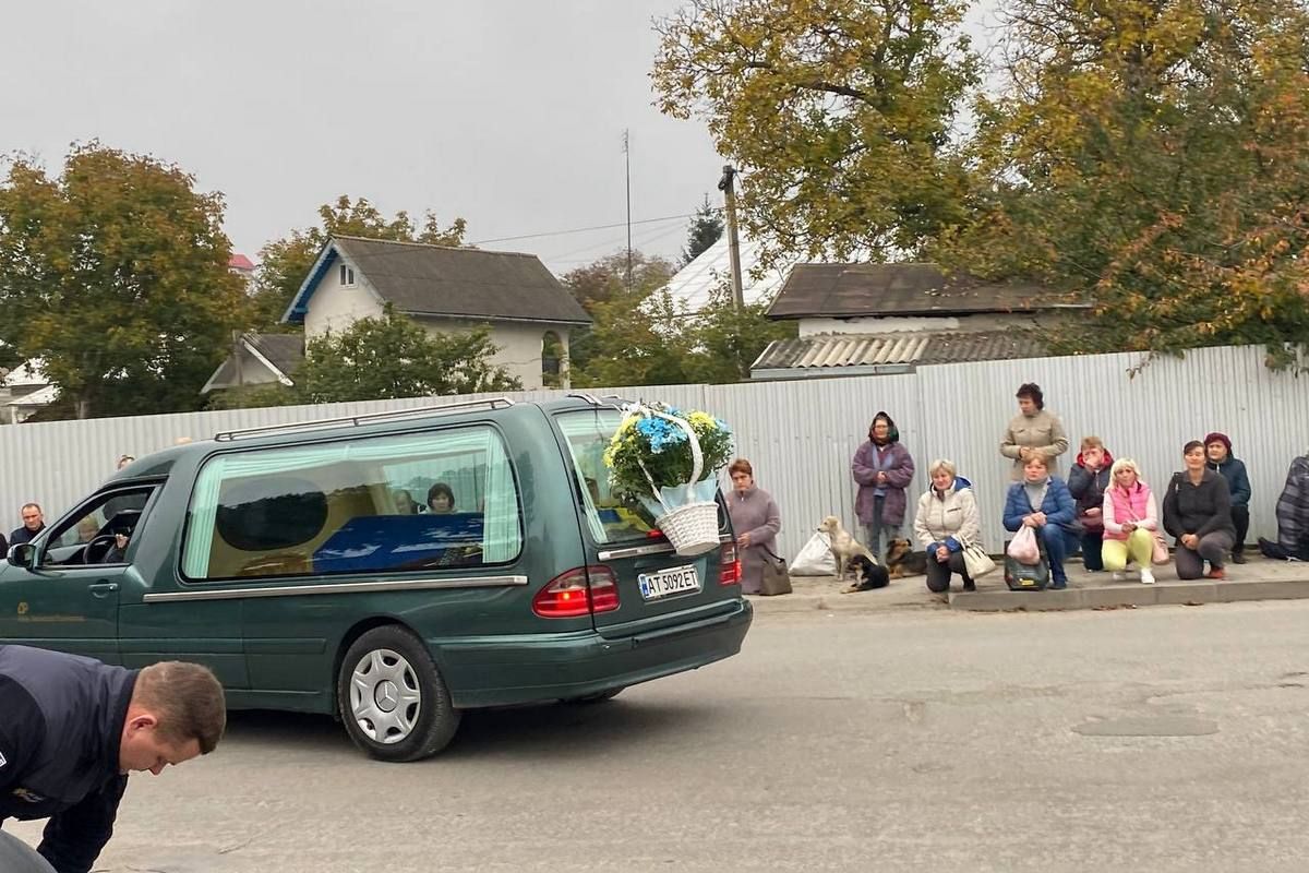 Городенківщина навколішки зустрічала загиблого військового 11