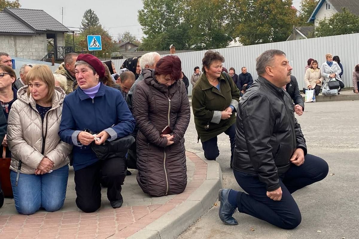 Городенківщина навколішки зустрічала загиблого військового 10