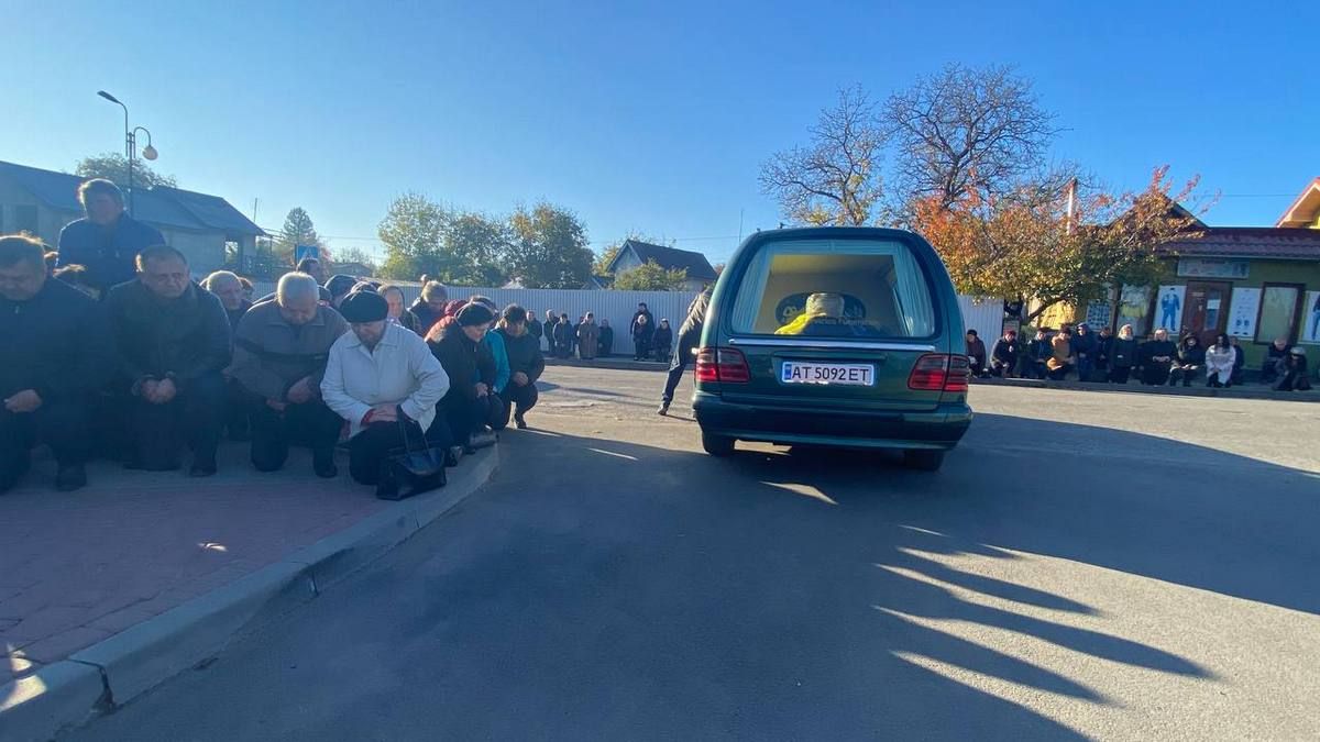 Городенківська громада зустріла загиблого Героя Дмитра Дяківа 17