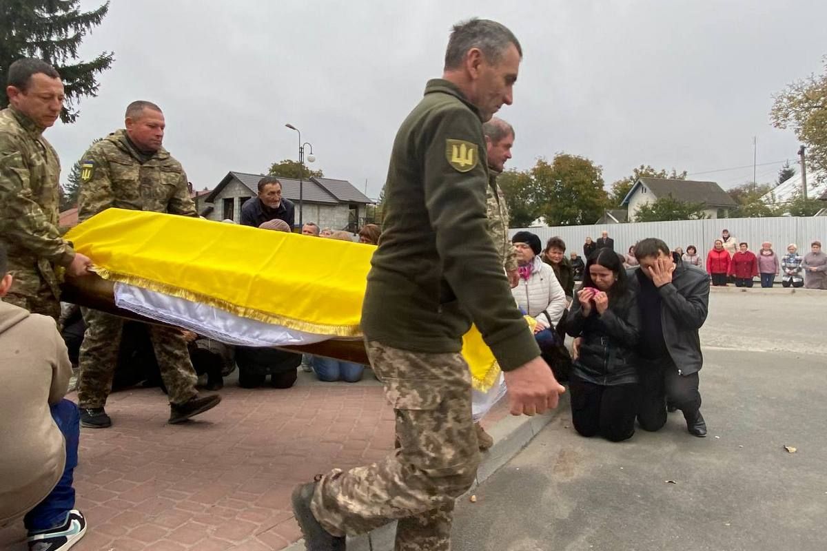 Городенківщина навколішки зустрічала загиблого військового 1