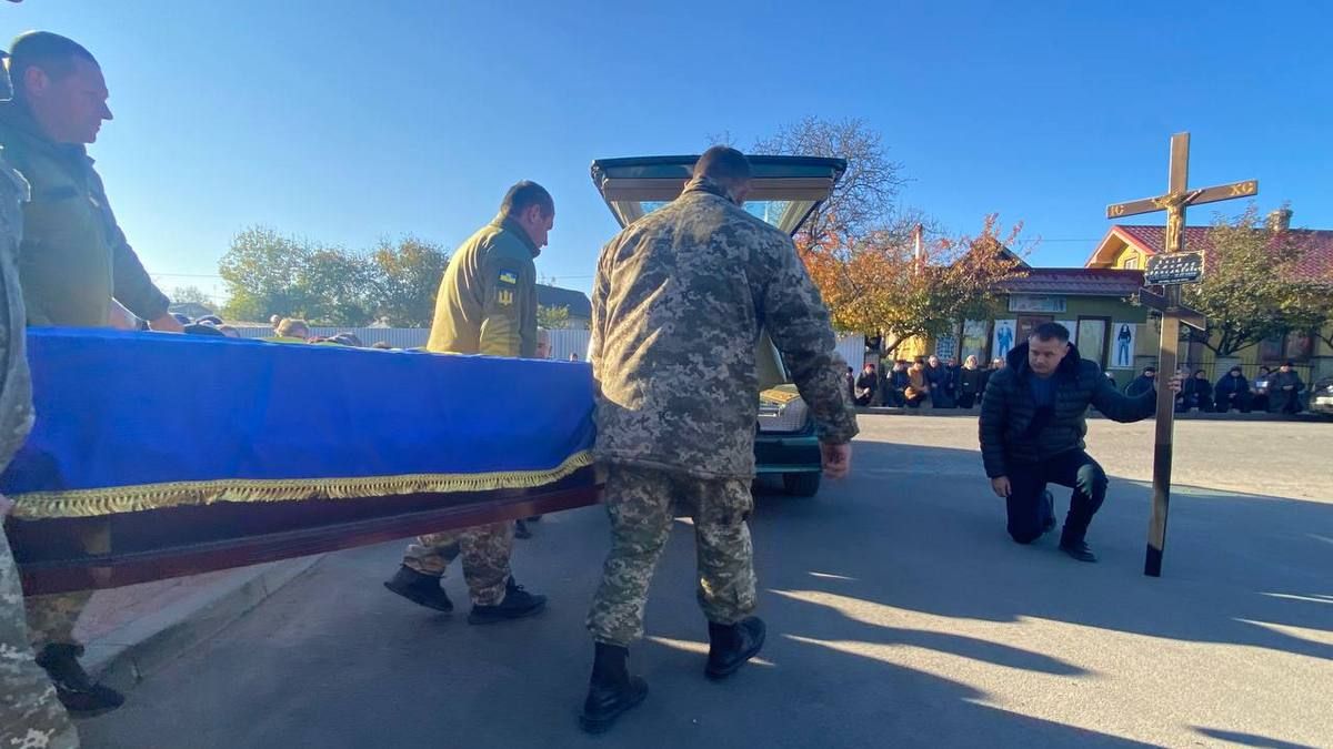 Городенківська громада зустріла загиблого Героя Дмитра Дяківа 16