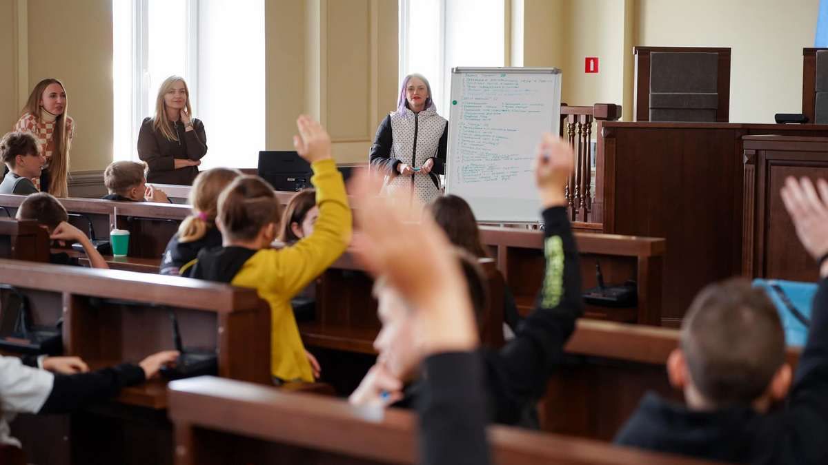 Школярі з Дніпра приміряли на себе роботу в коломийській ратуші 12