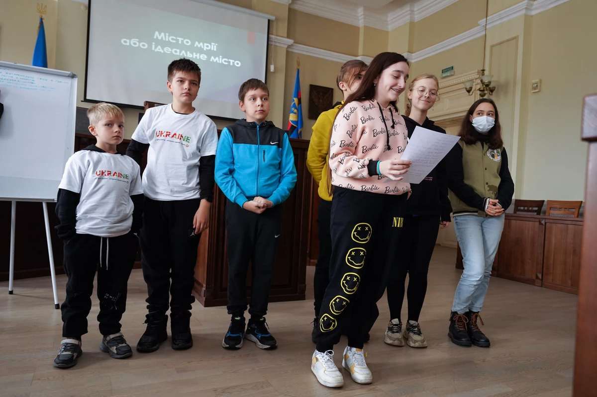 Школярі з Дніпра приміряли на себе роботу в коломийській ратуші 8