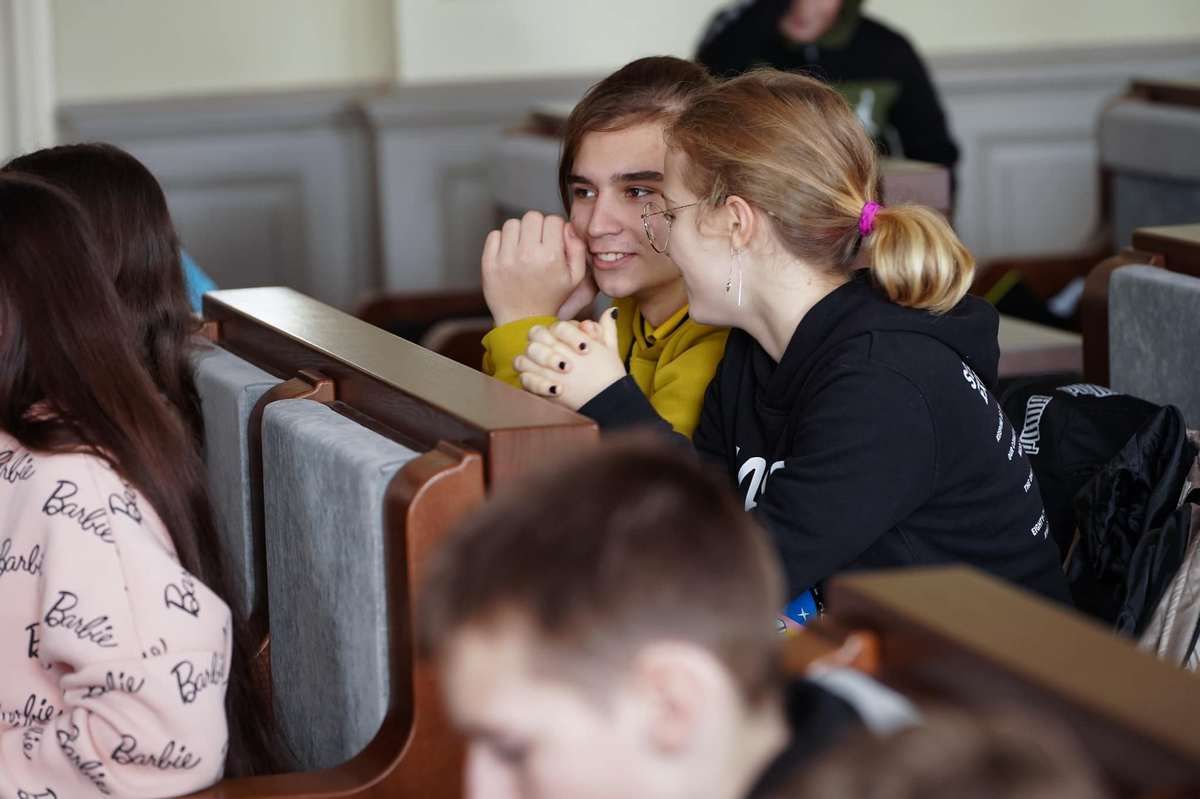 Школярі з Дніпра приміряли на себе роботу в коломийській ратуші 5