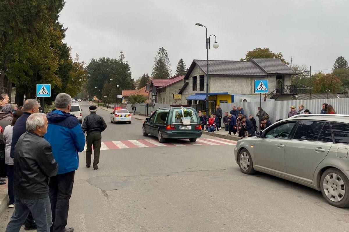 Городенківщина навколішки зустрічала загиблого військового 12