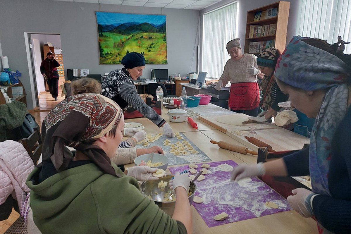 У Печеніжині ґаздині приготували 900 вареників для поранених захисників 5