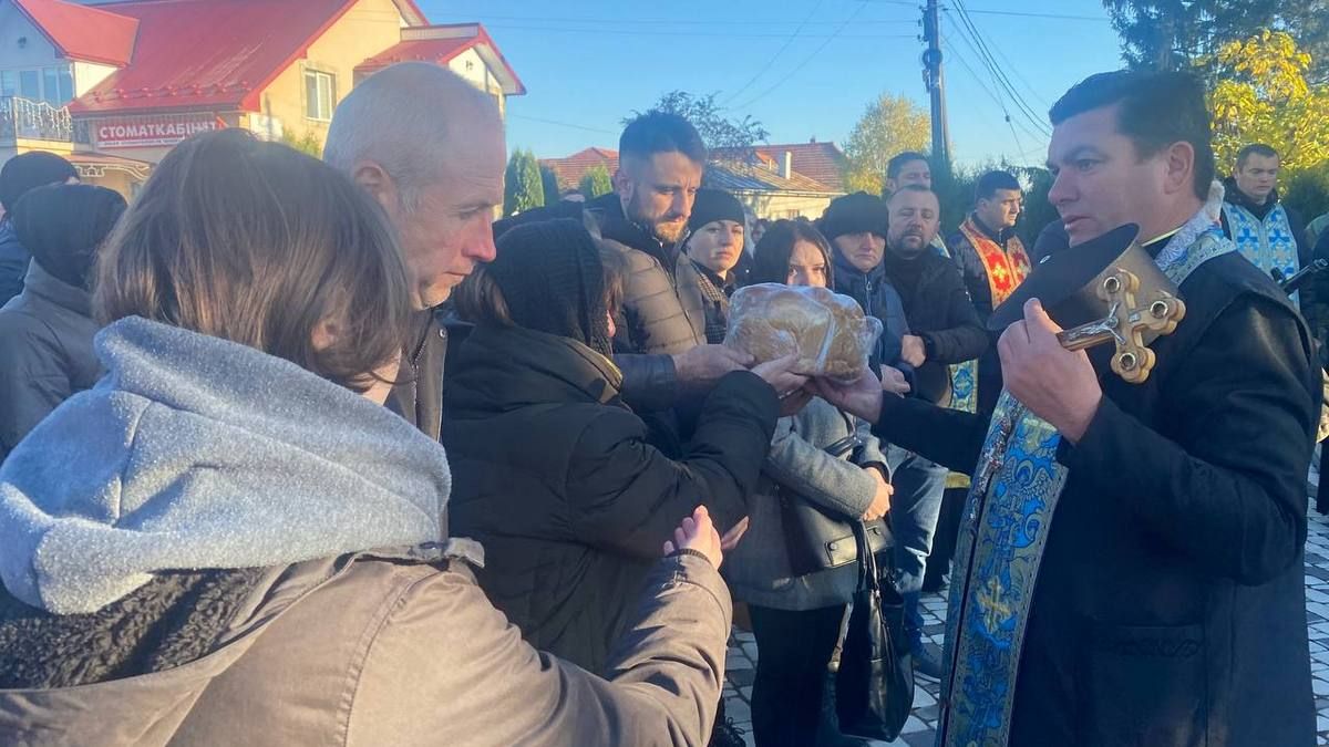 Городенківська громада зустріла загиблого Героя Дмитра Дяківа 10