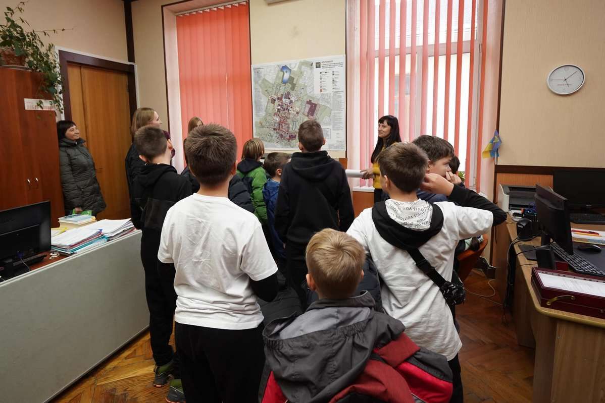Школярі з Дніпра приміряли на себе роботу в коломийській ратуші 4