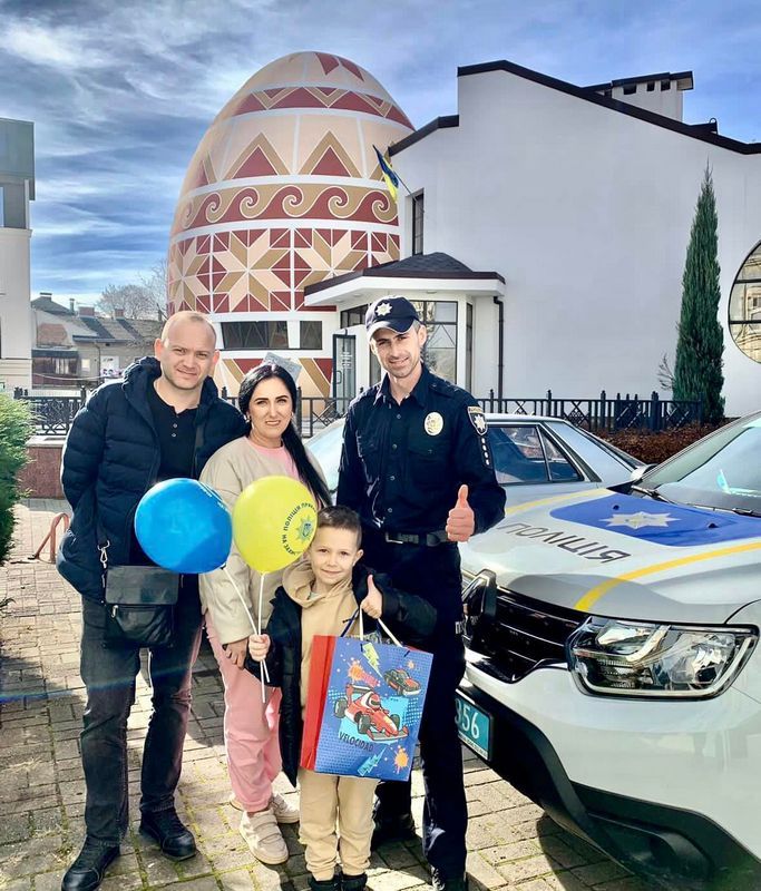 Несподіваний сюрприз від поліцейських для 6-річного коломиянина 3