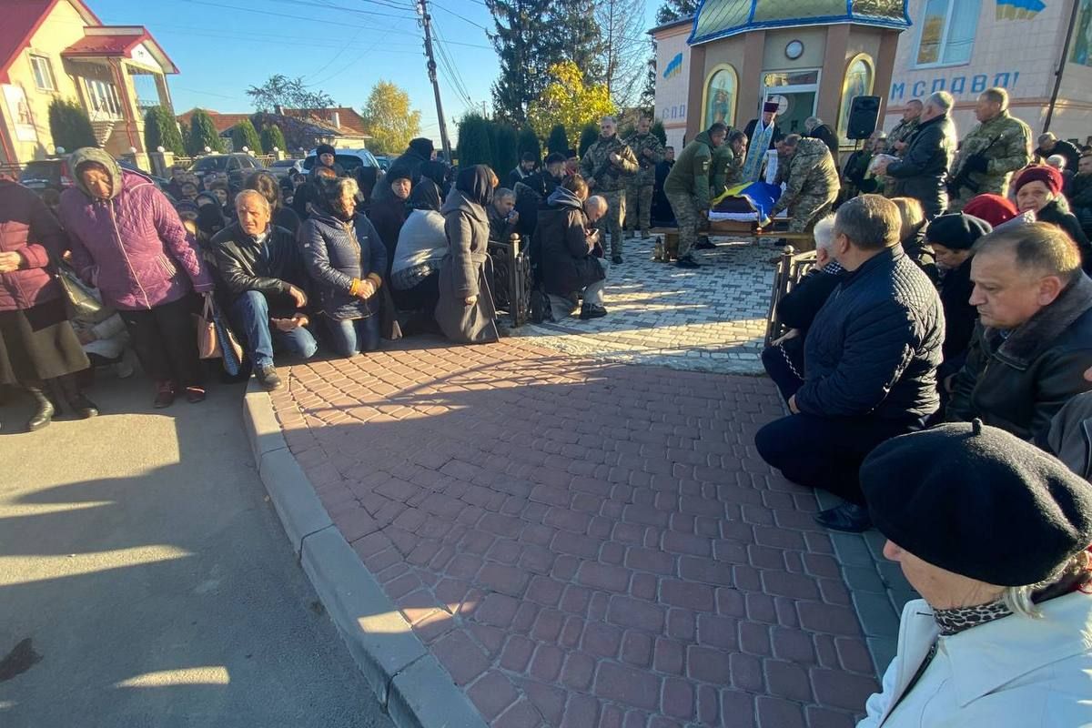 Городенківська громада зустріла загиблого Героя Дмитра Дяківа 14