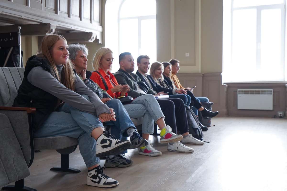 Школярі з Дніпра приміряли на себе роботу в коломийській ратуші 10