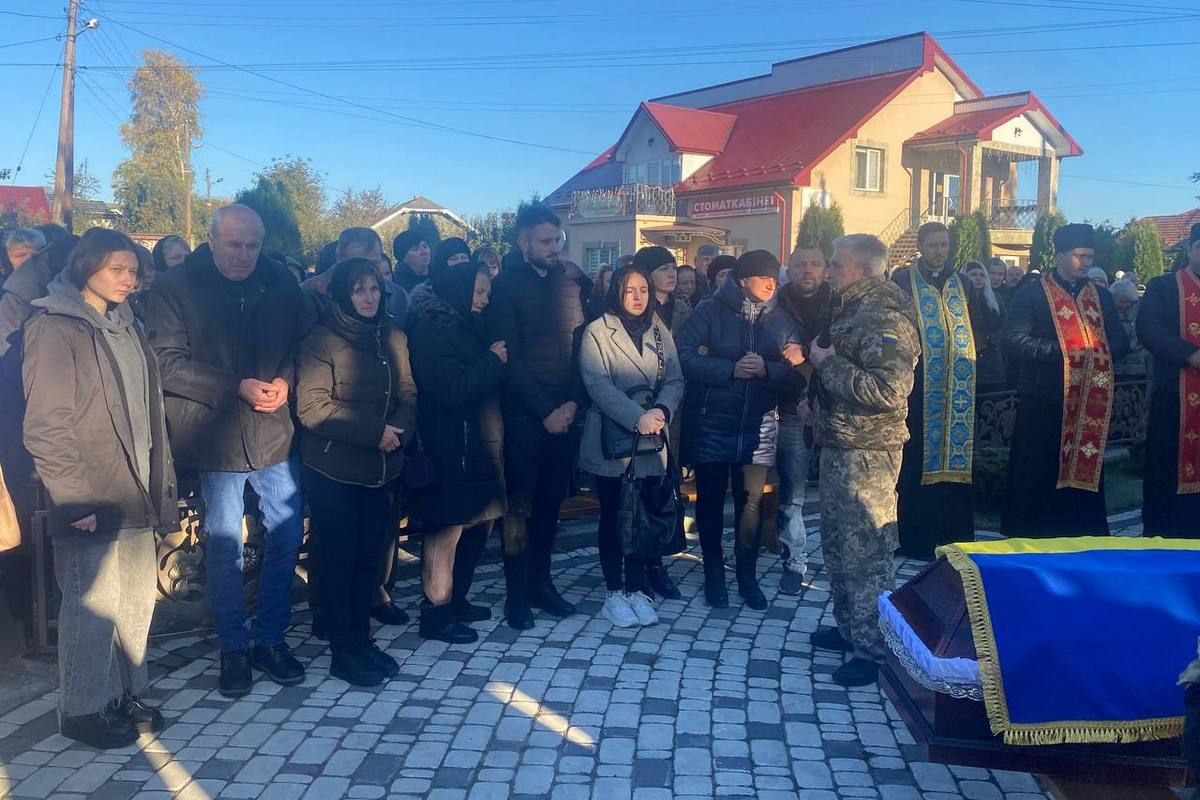 Городенківська громада зустріла загиблого Героя Дмитра Дяківа 12