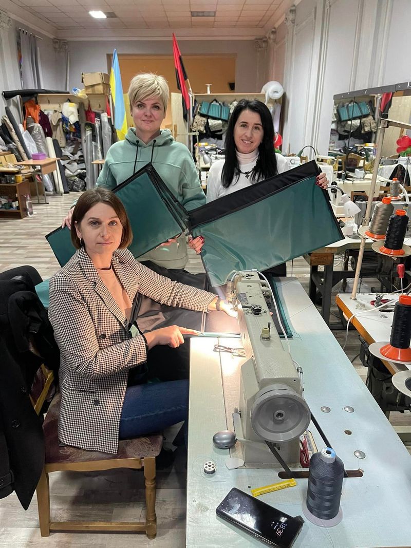 Волонтери Коломиї виготовляють зимові каримати та наколінники для військових 7