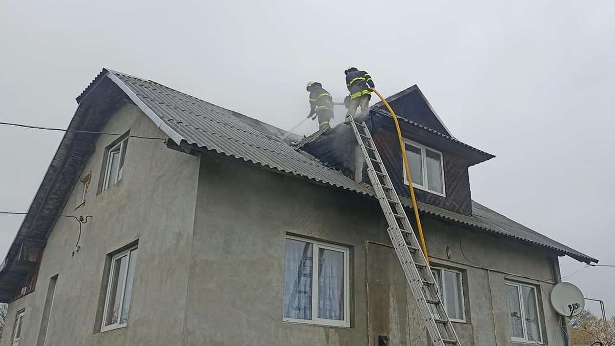 У селі Стопчатів Яблунівської ТГ горів будинок 1