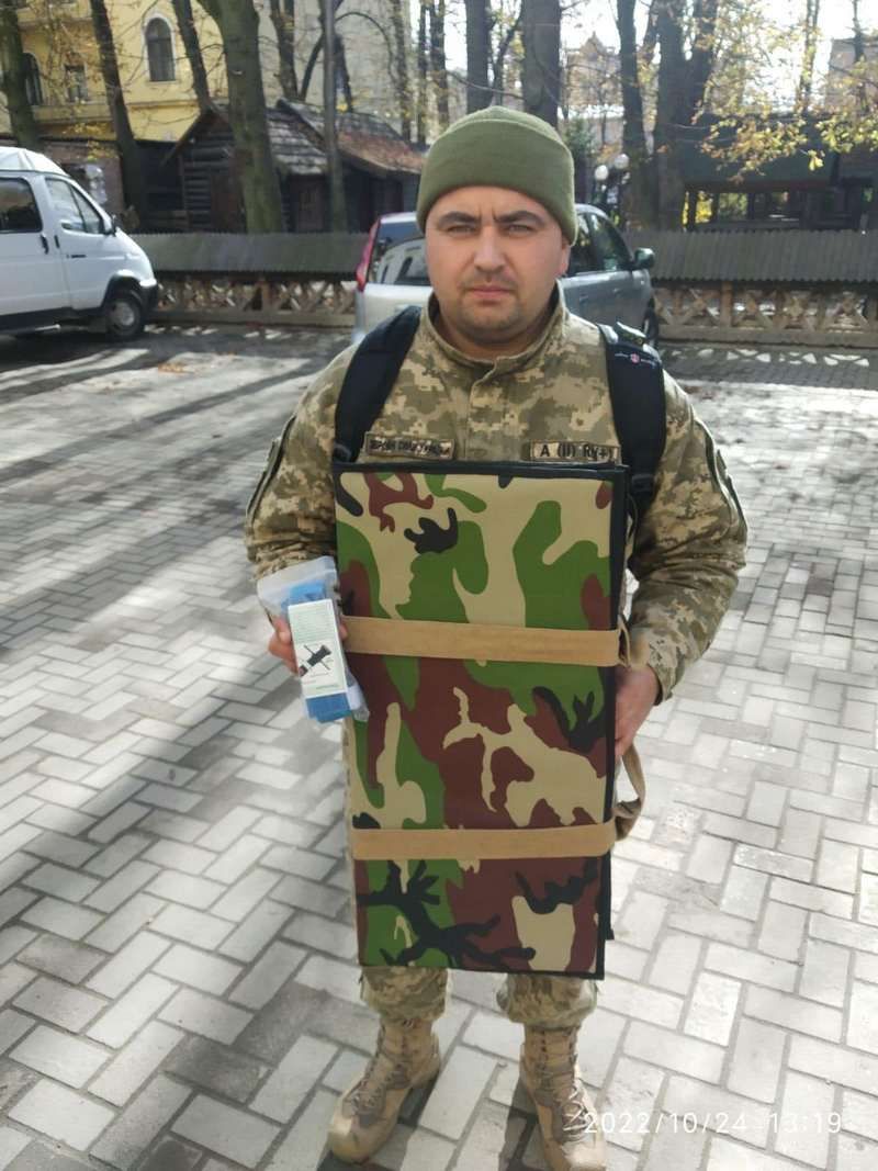 Волонтери Коломиї виготовляють зимові каримати та наколінники для військових 5