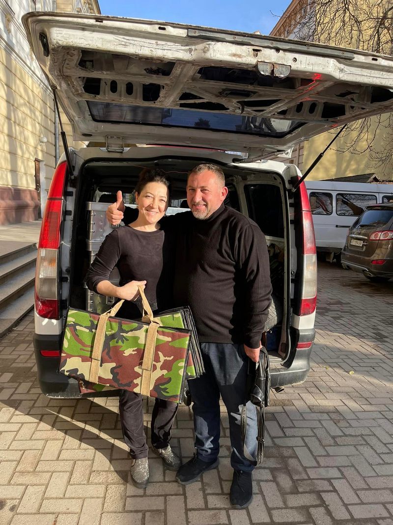 Волонтери Коломиї виготовляють зимові каримати та наколінники для військових 4