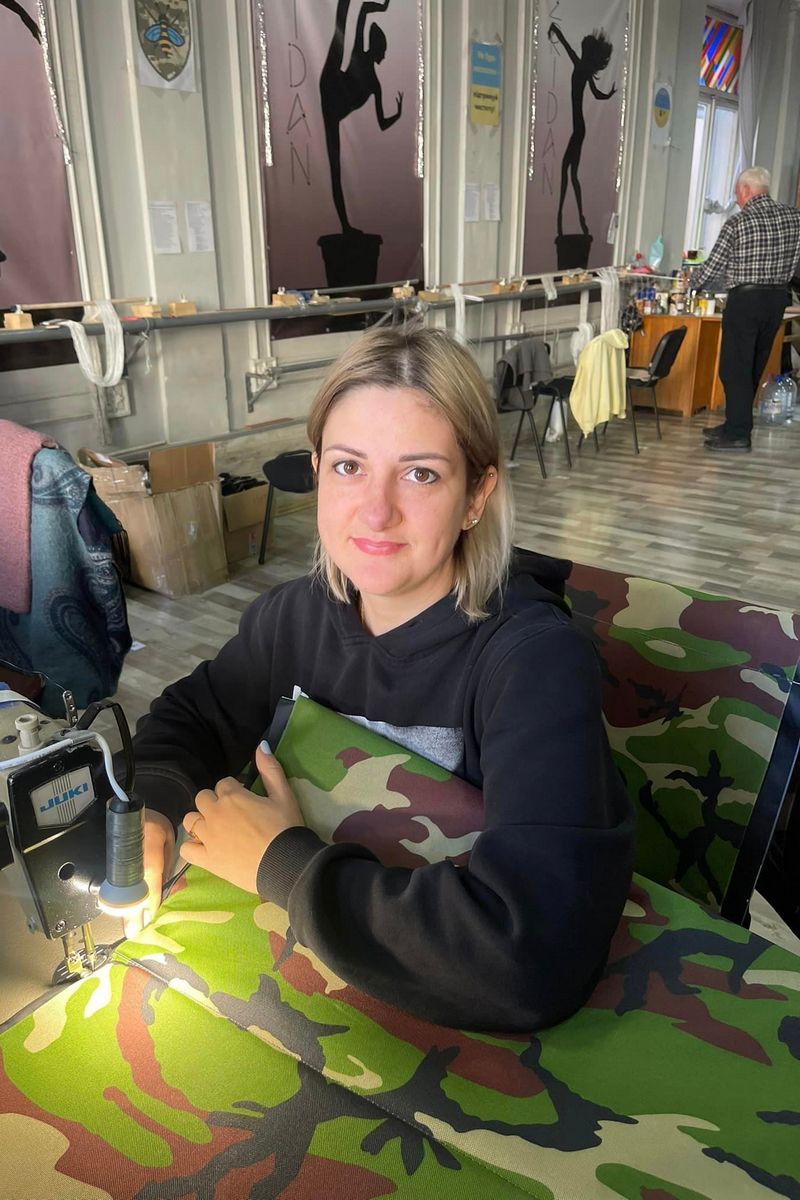 Волонтери Коломиї виготовляють зимові каримати та наколінники для військових 2