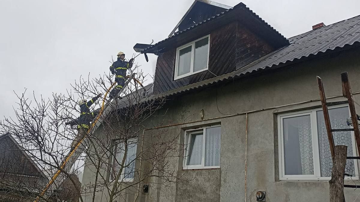 У селі Стопчатів Яблунівської ТГ горів будинок 2