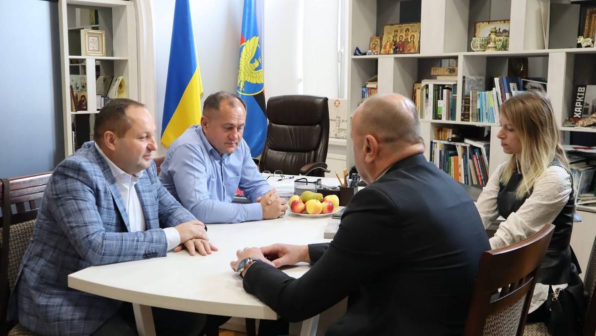 Генеральному директору заводу Leoni вручили подарунки від міста 2