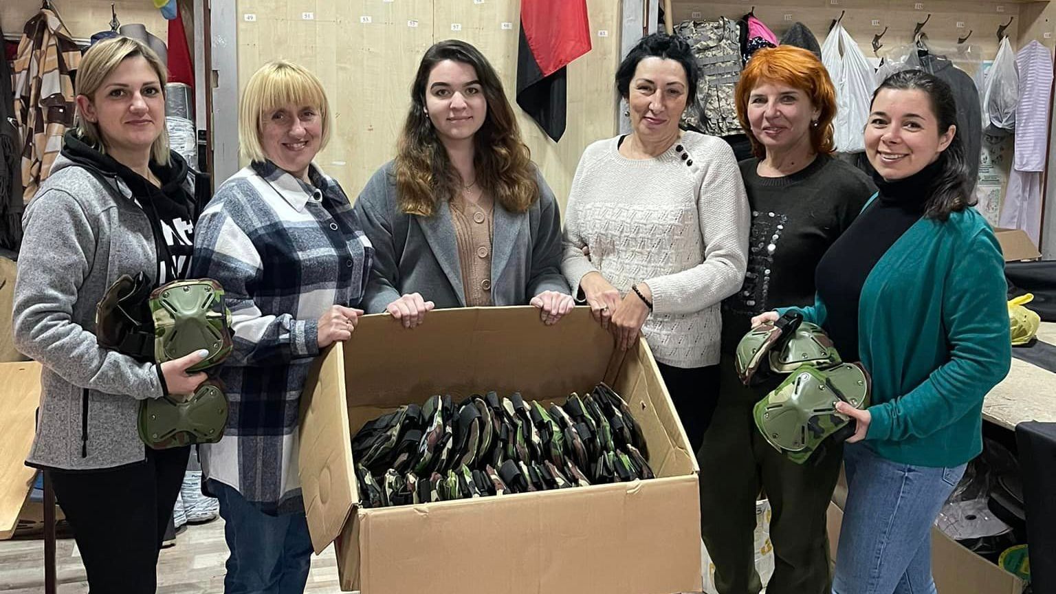 Волонтери Коломиї виготовляють зимові каримати та наколінники для військових 1