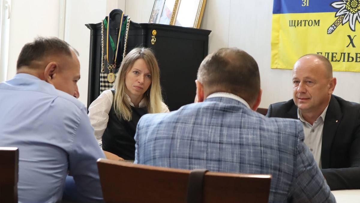 Генеральному директору заводу Leoni вручили подарунки від міста 1