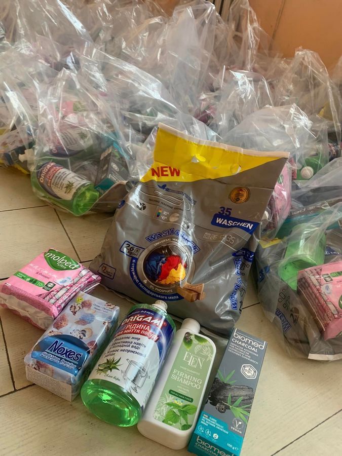 Переселенцям з Делятинської ТГ вручили продуктові та гігієнічні набори 10