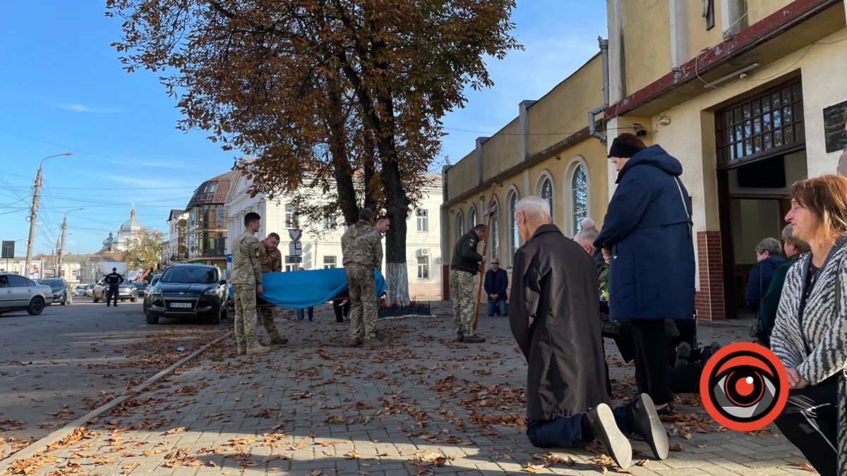 Коломияни навколішки зустріли скорботний кортеж із загиблим Героєм Ігорем Кубацьким 5