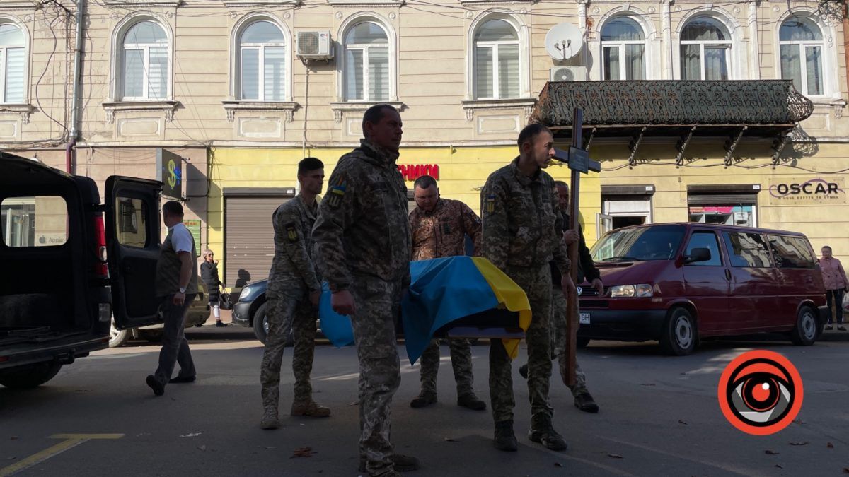 Коломияни навколішки зустріли скорботний кортеж із загиблим Героєм Ігорем Кубацьким 3