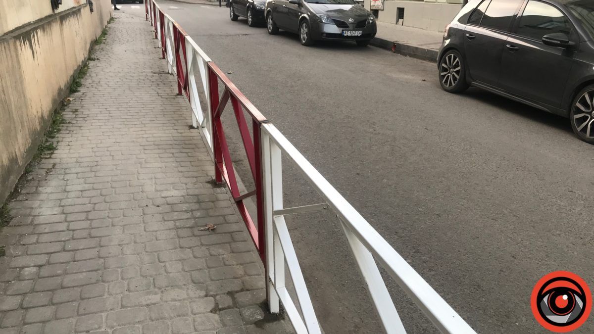 На перетині вулиць Чорновола та Валової встановили паркан 3