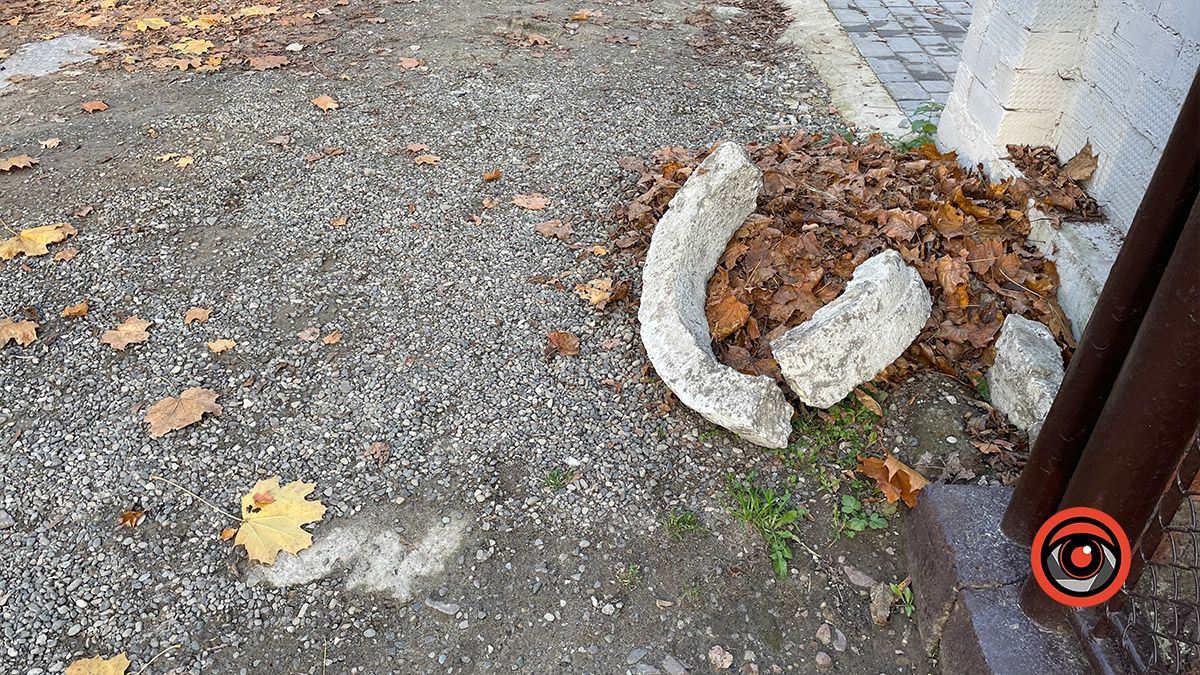 Люди ж не машини: на вул. Чайковського непрохідні тротуари 7