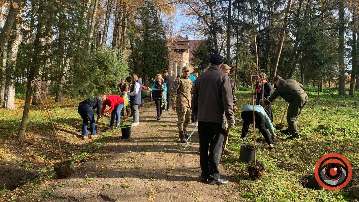 Алею пам'яті висадили біля реабілітаційного центру для військових у Ценяві 6