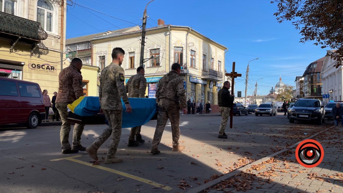 Коломияни навколішки зустріли скорботний кортеж із загиблим Героєм Ігорем Кубацьким 4