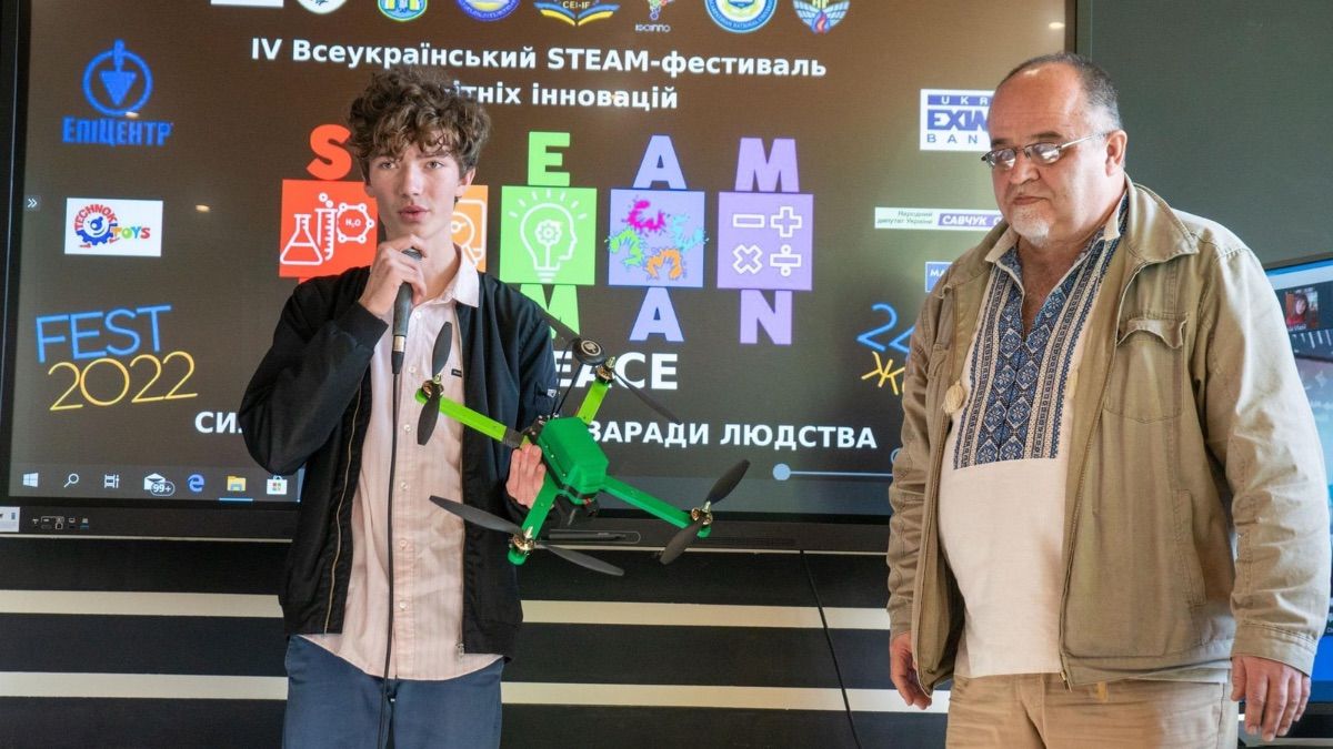 На Прикарпатті школяр розробив дрон-міношукач для військових 1