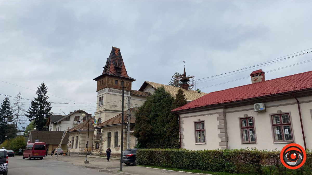 Дах будинку Сокола у Коломиї ремонтують 3