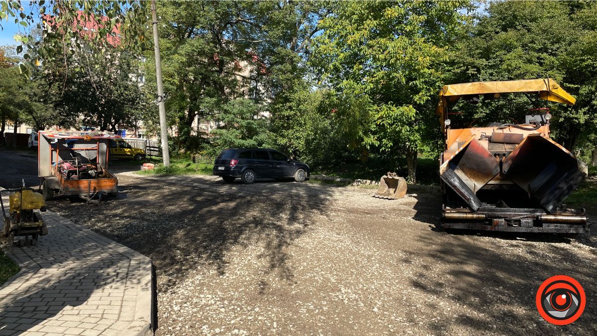 Біля ліцею №4 у Коломиї ремонтують дорогу та стелять асфальт 9