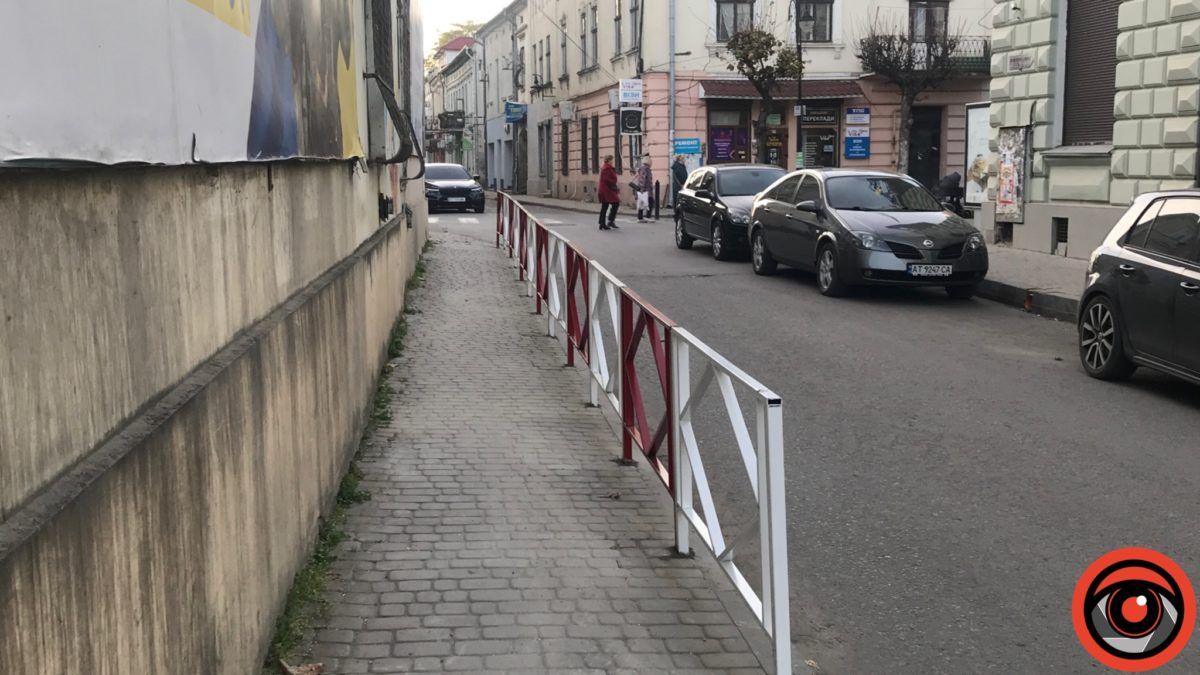 На перетині вулиць Чорновола та Валової встановили паркан 2