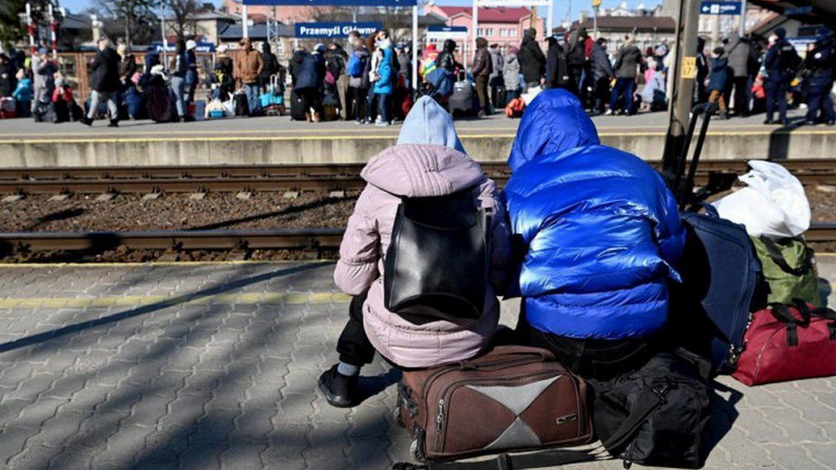 Українців просять перечекати зиму за кордоном