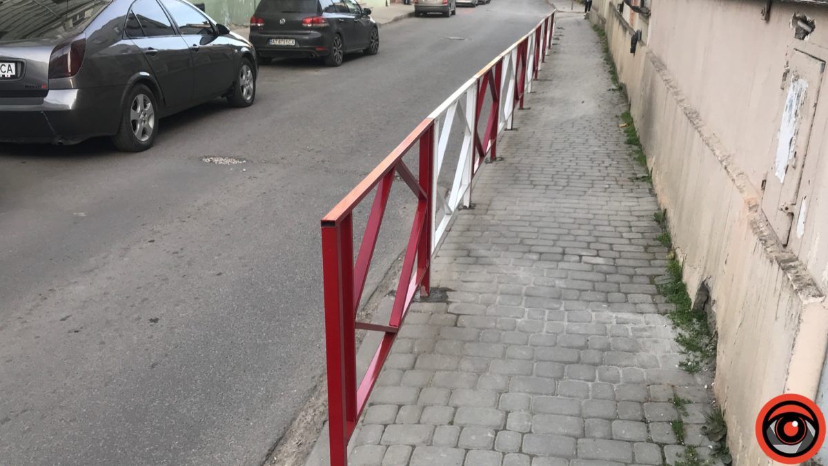 На перетині вулиць Чорновола та Валової встановили паркан 4