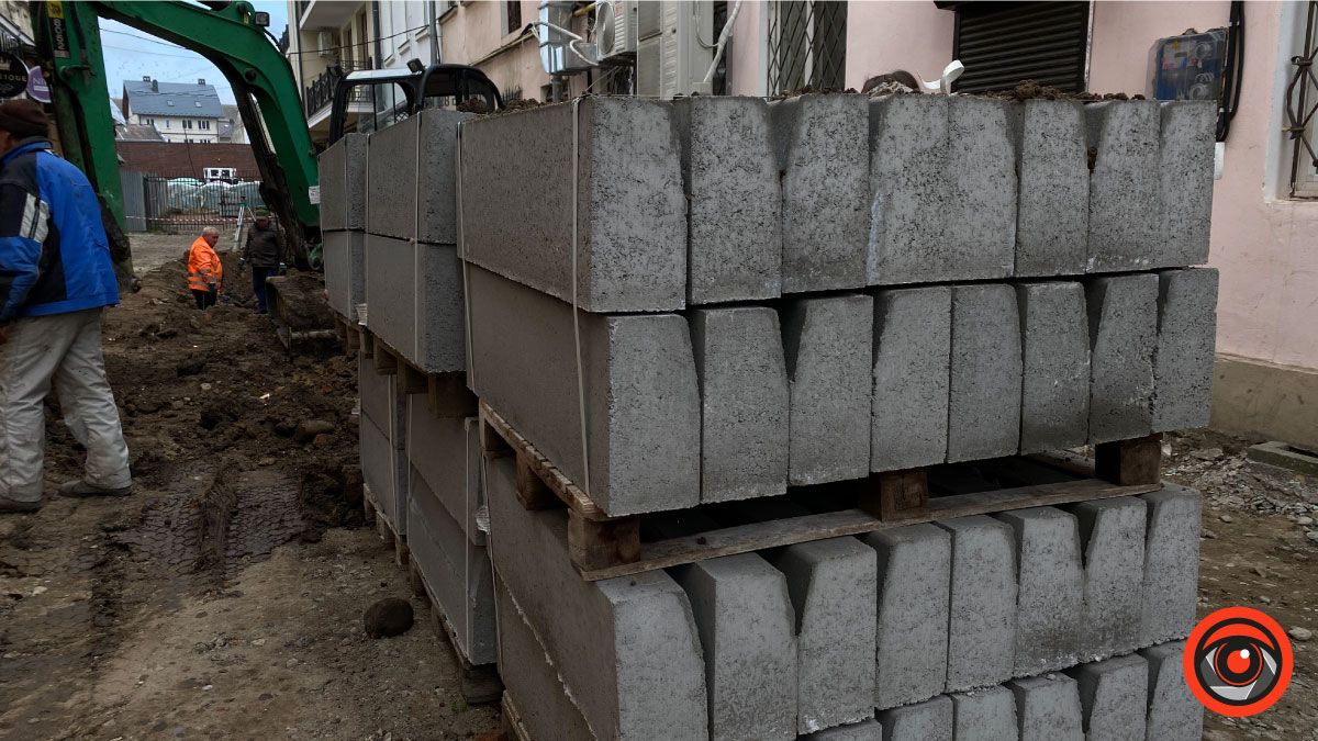 На бічній вулиці від площі Відродження реставрують шматок дороги 4